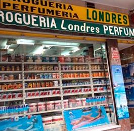 Droguería Perfumería Londres fachada con productos